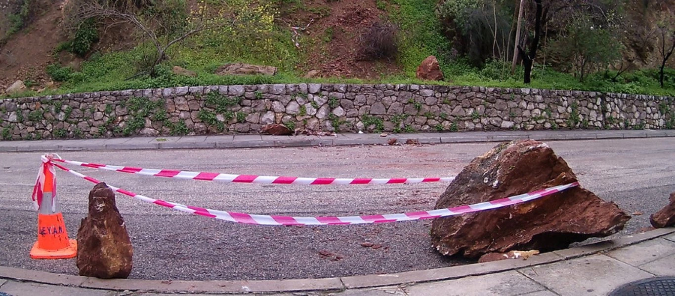 Κατολίσθηση βράχων στο Ναύπλιο (φωτό, βίντεο)